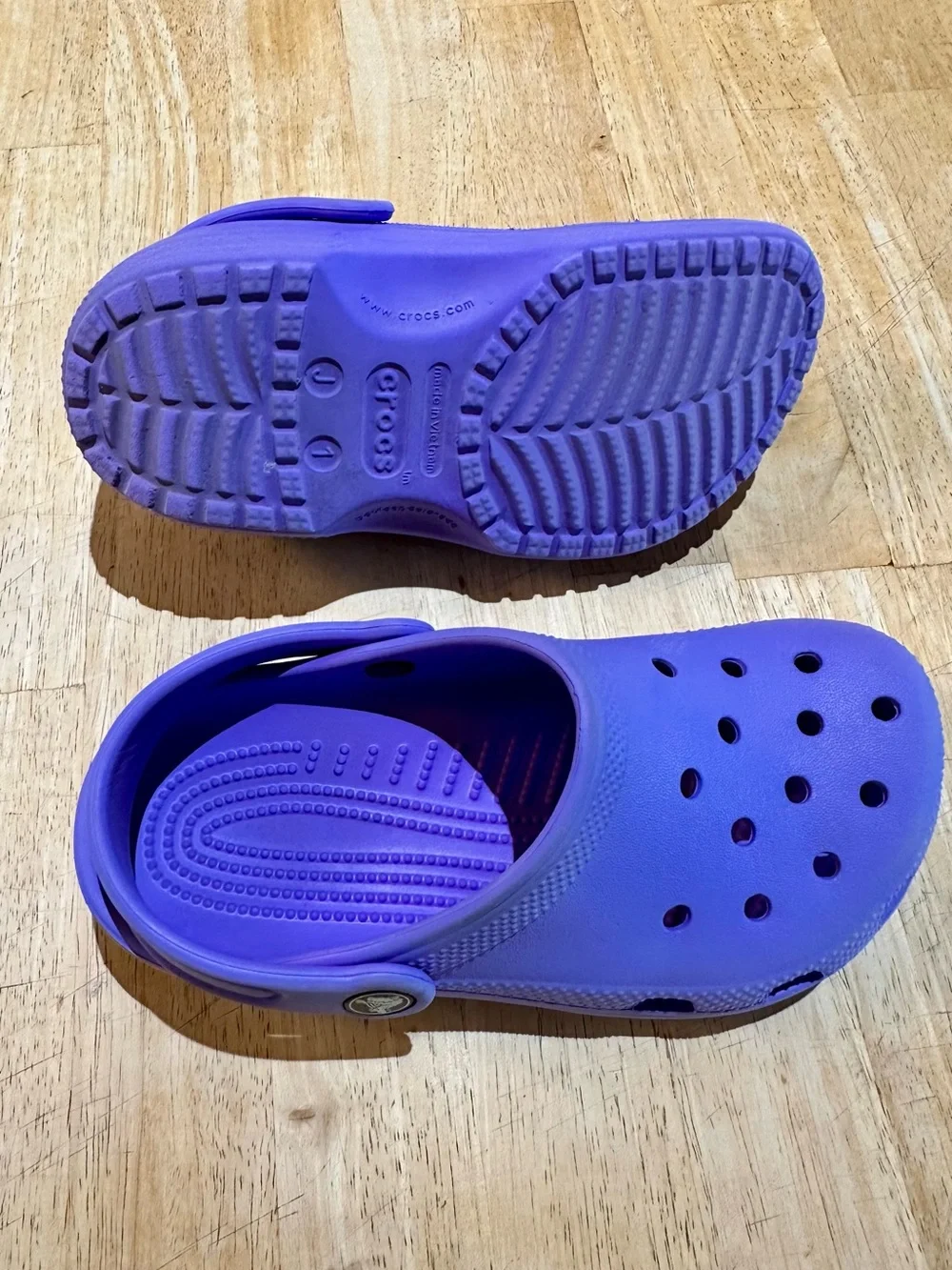 CROCS kids classic clog in purple size J1
